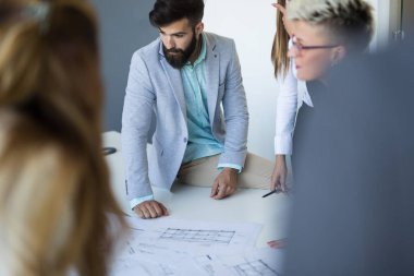 Ofiste tartışma Mimarlar portresi