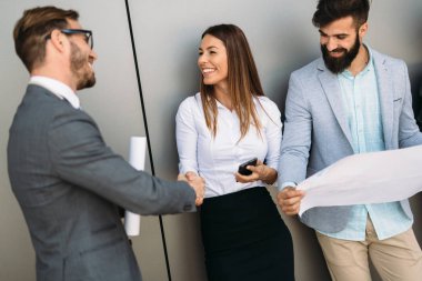 Ofiste tartışırken perspektif tasarımcıları grup