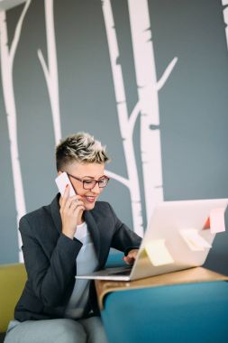 Dizüstü bilgisayarda çalışma çekici genç kadın mimar