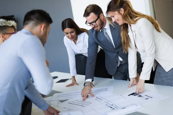 Retrato de jóvenes arquitectos discutiendo en la oficina — Foto de Stock