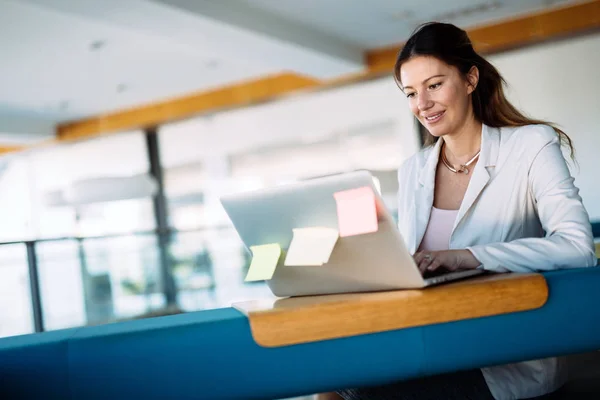 Attraente giovane architetto donna che lavora sul computer portatile — Foto Stock