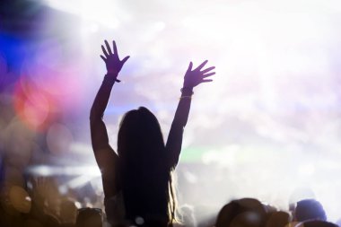 Konserde mutlu Kalabalığı eğlendirmekten