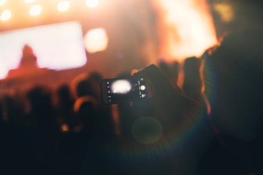 Konserde mutlu Kalabalığı eğlendirmekten