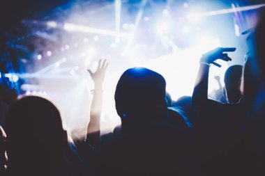 Konserde mutlu Kalabalığı eğlendirmekten