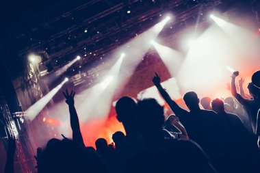 Kalabalığı eğlendirmekten elle 