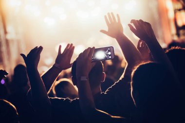 Kalabalığı eğlendirmekten elle 