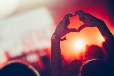 Kalabalığı eğlendirmekten elle 