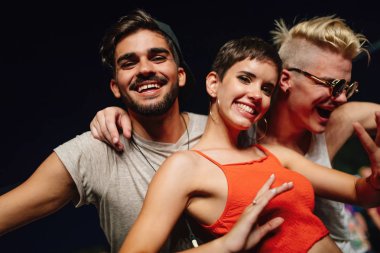 Grup genç arkadaşlar Müzik Festivali üzerinde iyi vakit geçiriyor