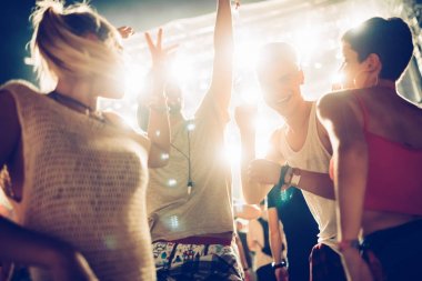 Grup genç arkadaşlar Müzik Festivali üzerinde iyi vakit geçiriyor