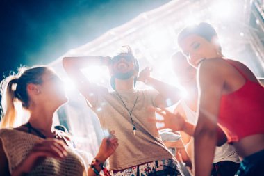 Grup genç arkadaşlar Müzik Festivali üzerinde iyi vakit geçiriyor