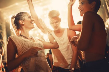 Grup genç arkadaşlar Müzik Festivali üzerinde iyi vakit geçiriyor