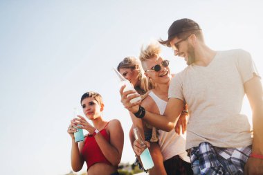 Mutlu arkadaş vakit vakit genç grup