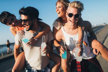 Mutlu arkadaş vakit vakit genç grup