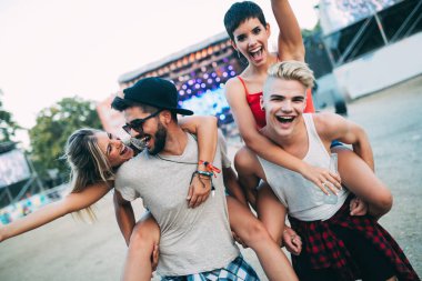 Grup genç arkadaşlar eğlenmeye zaman Müzik Festivali