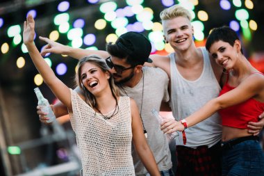 Grup genç arkadaşlar Müzik Festivali üzerinde iyi vakit geçiriyor