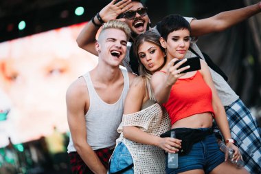 Selfie Müzik Festivali alarak mutlu genç arkadaşlar