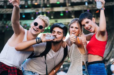 Grup genç arkadaşlar Müzik Festivali üzerinde iyi vakit geçiriyor