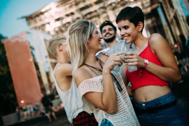 Grup genç arkadaşlar Müzik Festivali üzerinde iyi vakit geçiriyor