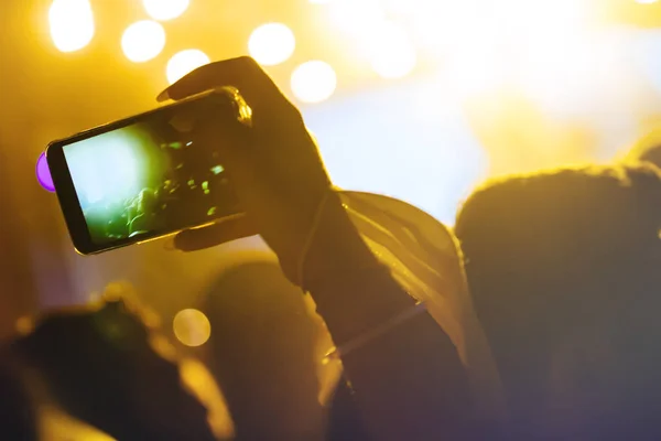 Animando a multidão feliz no concerto — Fotografia de Stock