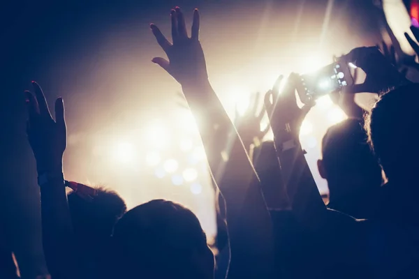 Acclamer la foule avec les mains — Photo