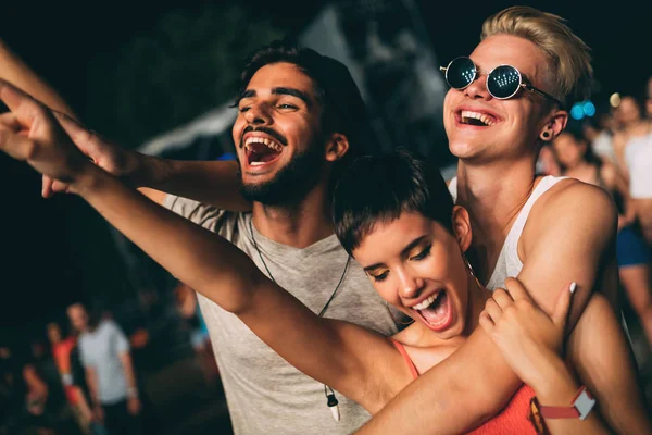 Grupo Jóvenes Amigos Pasando Buen Rato Festival Música — Foto de Stock