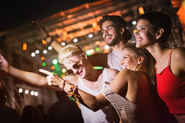 Felices Jóvenes Amigos Tomando Selfie Festival Música — Foto de Stock