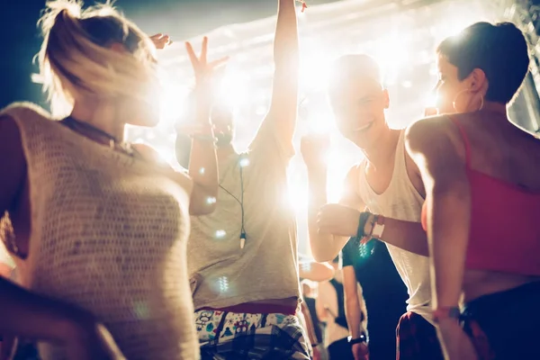 Grup genç arkadaşlar Müzik Festivali üzerinde iyi vakit geçiriyor