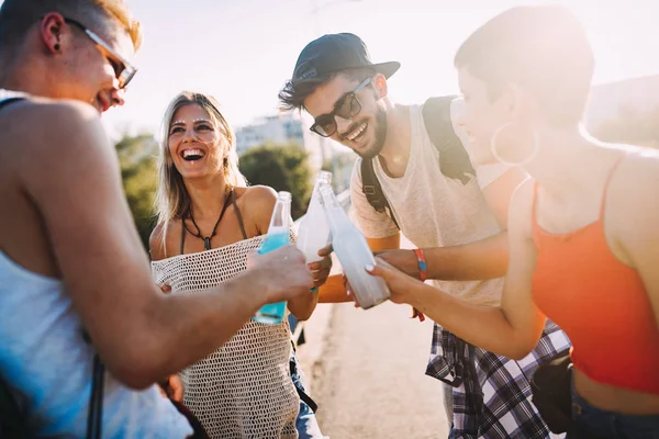 Grupo Jóvenes Amigos Felices Divirtiéndose Juntos — Foto de Stock