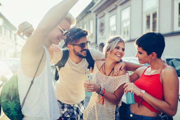 Gruppe Junger Glücklicher Freunde Die Gemeinsam Spaß Haben — Stockfoto