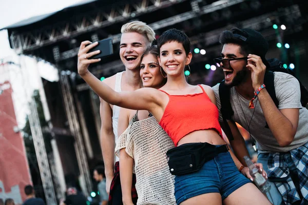 Happy Young Friends Taking Selfie Music Festival — Stock Photo, Image