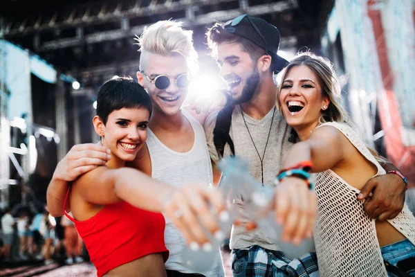 Group Young Friends Having Great Time Music Festival — Stock Photo, Image