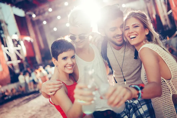 Grupo Jóvenes Amigos Pasando Buen Rato Festival Música — Foto de Stock