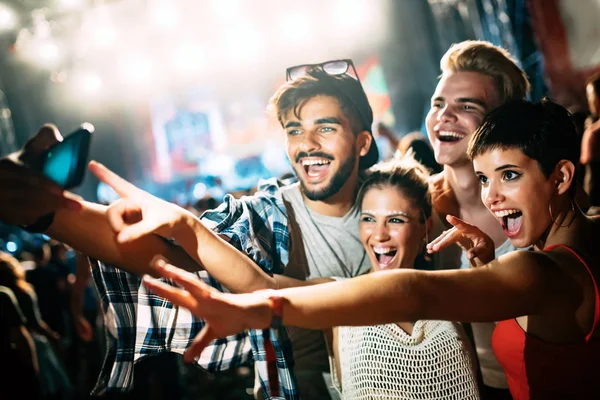 Felices Jóvenes Amigos Tomando Selfie Festival Música — Foto de Stock