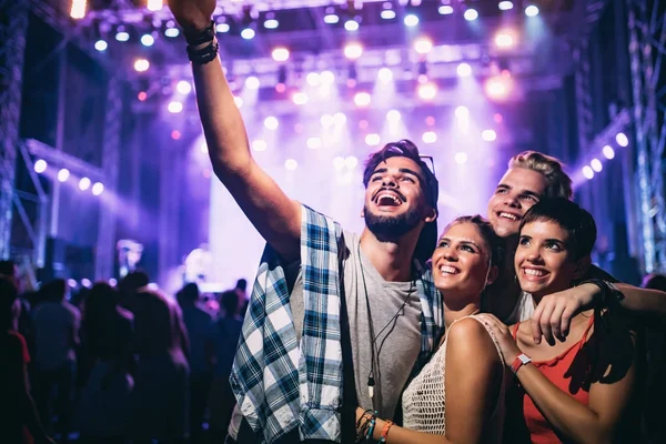 Felices Jóvenes Amigos Tomando Selfie Festival Música — Foto de Stock