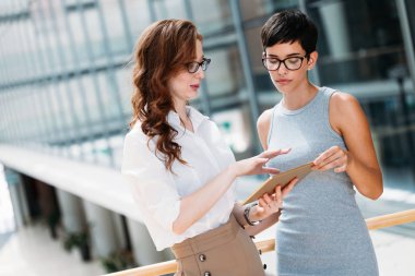  tatilinde konuşmak çekici iş kadınları