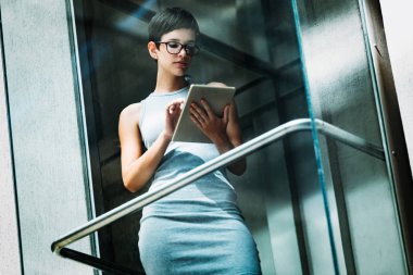 Dijital tablet kullanan genç iş kadını 