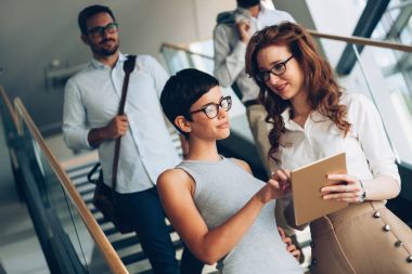 İş ara konuşurken iki genç çekici iş kadınları portresi