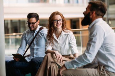 İşten serbest zaman sahip cazip iş adamları portresi