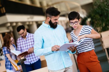 Genç çekici öğrenci üniversite kitaplığında vakit