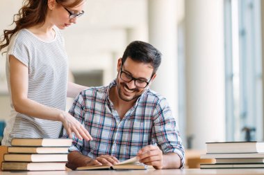  kitaplıkta vakit öğrenciler