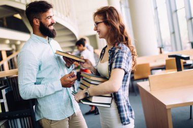  kitaplıkta vakit öğrenciler