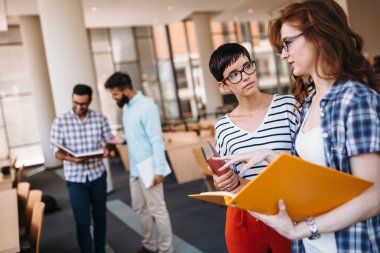 Genç çekici öğrenci üniversite kitaplığında vakit