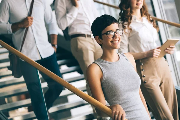 ' şirket salonunda genç iş kadını