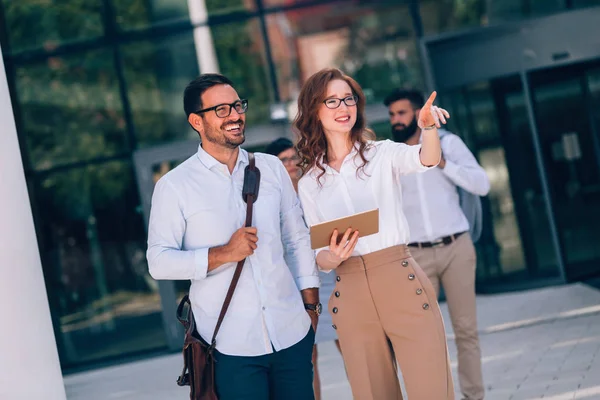 Bild Eines Schönen Geschäftsmannes Und Einer Schönen Geschäftsfrau Der Arbeitspause — Stockfoto