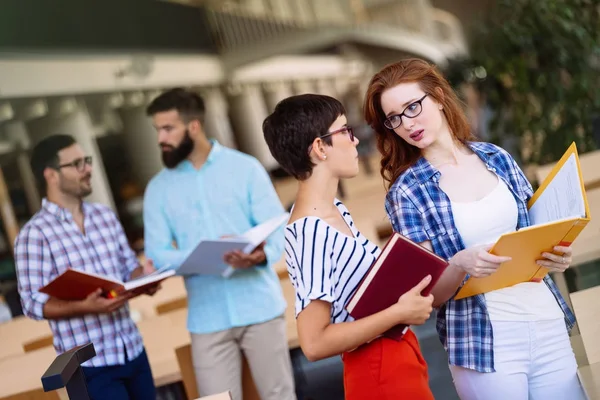 Jóvenes Estudiantes Atractivos Pasar Tiempo Biblioteca Universitaria — Foto de Stock