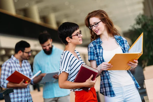 Młodzi Studenci Atrakcyjne Spędzanie Czasu Bibliotece Uniwersyteckiej — Zdjęcie stockowe