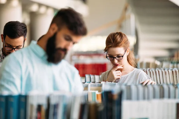 Les étudiants passent du temps à la bibliothèque — Photo