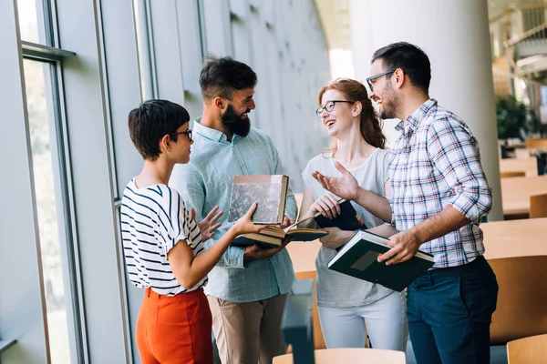 Gruppen Unga Studenter Diskuterar Universitetsbiblioteket — Stockfoto