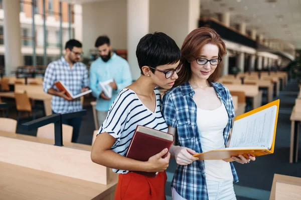 Młodzi Studenci Atrakcyjne Spędzanie Czasu Bibliotece Uniwersyteckiej — Zdjęcie stockowe