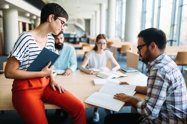 Jeunes Étudiants Attrayants Passent Temps Dans Bibliothèque Universitaire — Photo